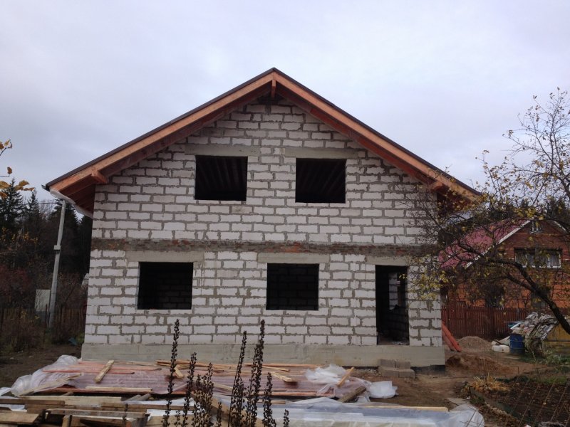 Дом из газоблока с фронтоном