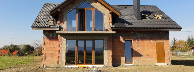 Высокие окна в доме из газобетона