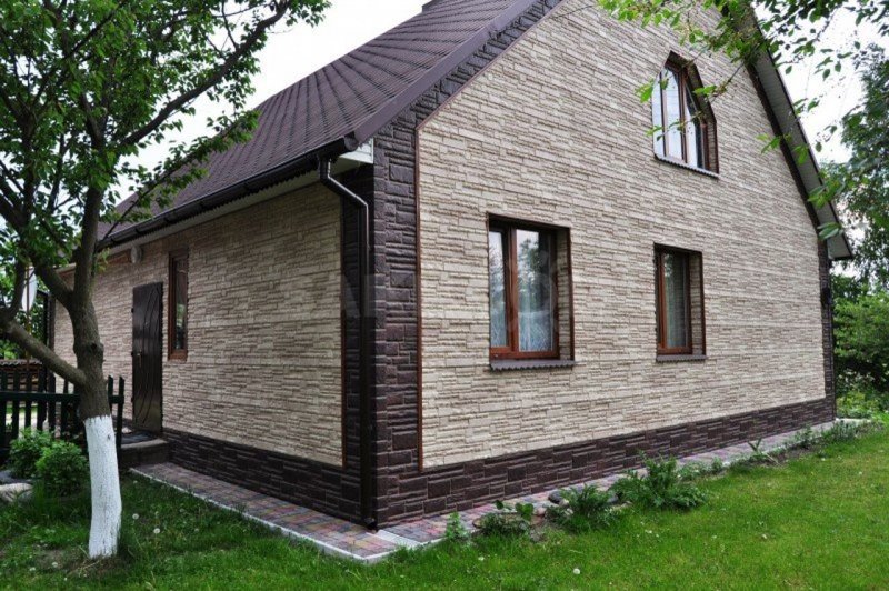 Дом белый отделанный сайдингом под камень