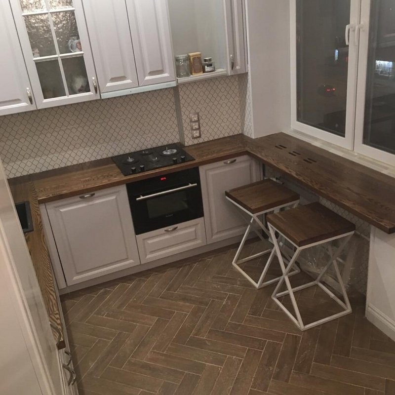 Маленькая кухня с подоконником столешницей