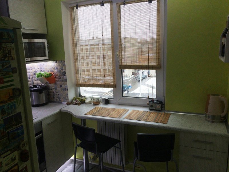 Подоконник-столешница на кухне на маленькой