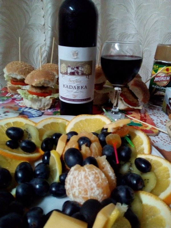 Зайка пьет вино
