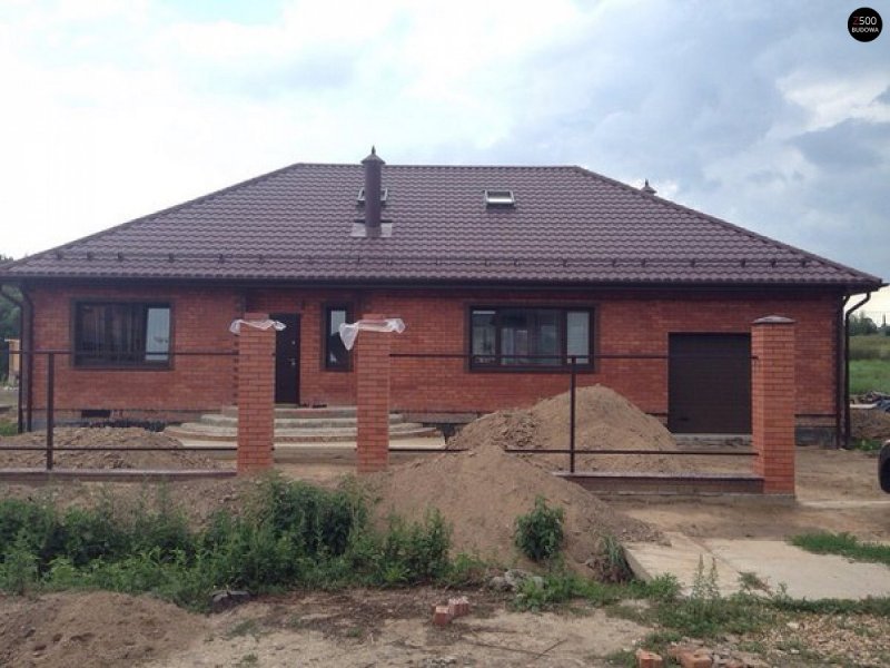 Одноэтажный дом с гаражом из красного кирпича