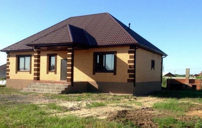 Одноэтажный дом из желтого кирпича