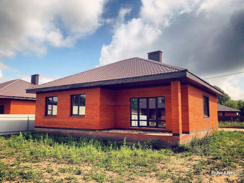 Одноэтажный дом из красного кирпича