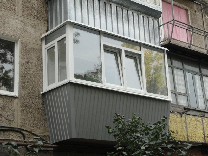 Остекленный балкон в хрущевке
