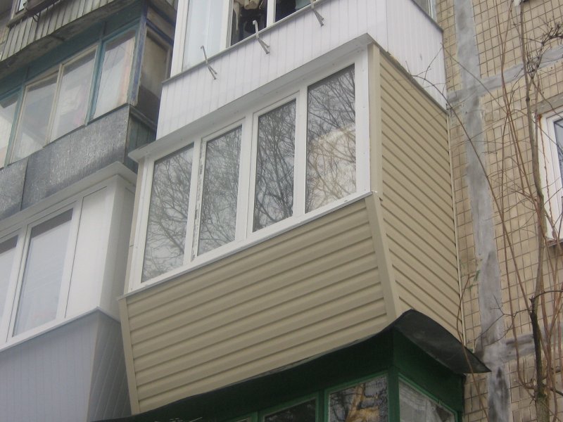 Остекленный балкон в хрущевке