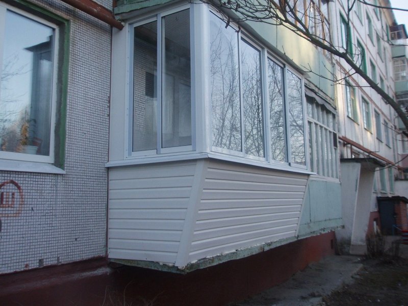 Застекленный балкон в хрущевке