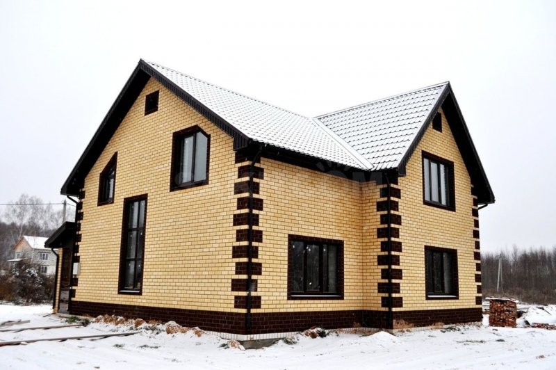 Желтый дом с коричневыми углами