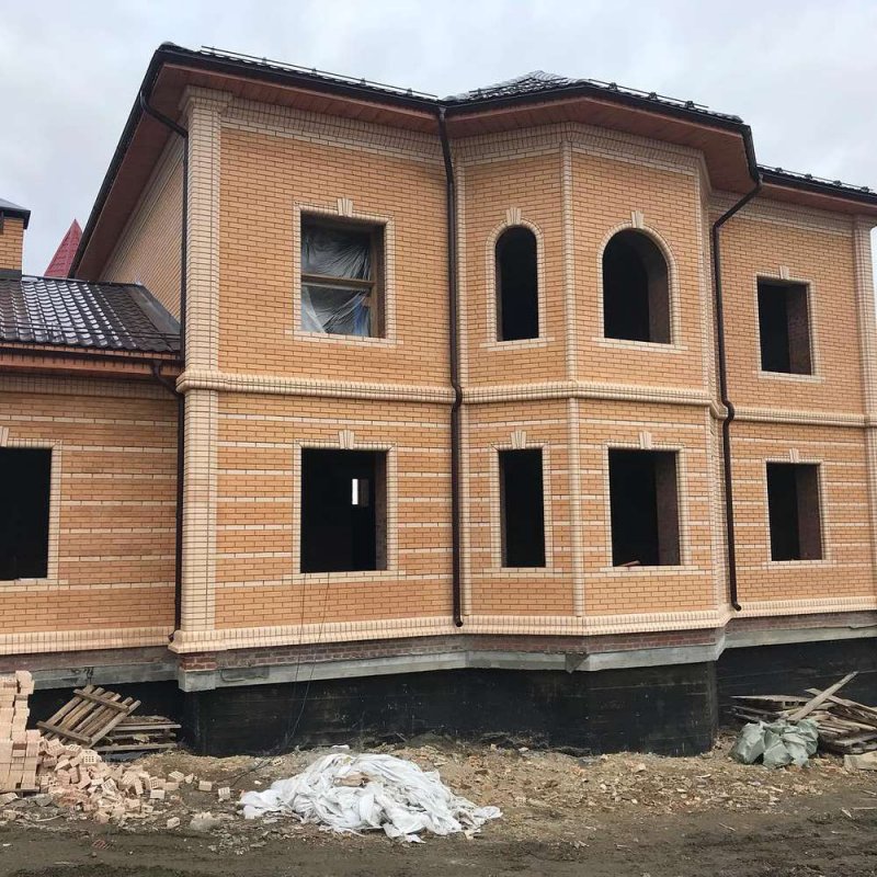 Дома из кирпича цвета слоновой кости