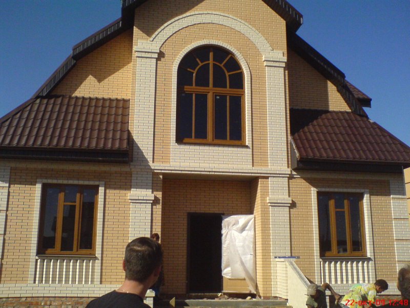 Фасад из желтого кирпича