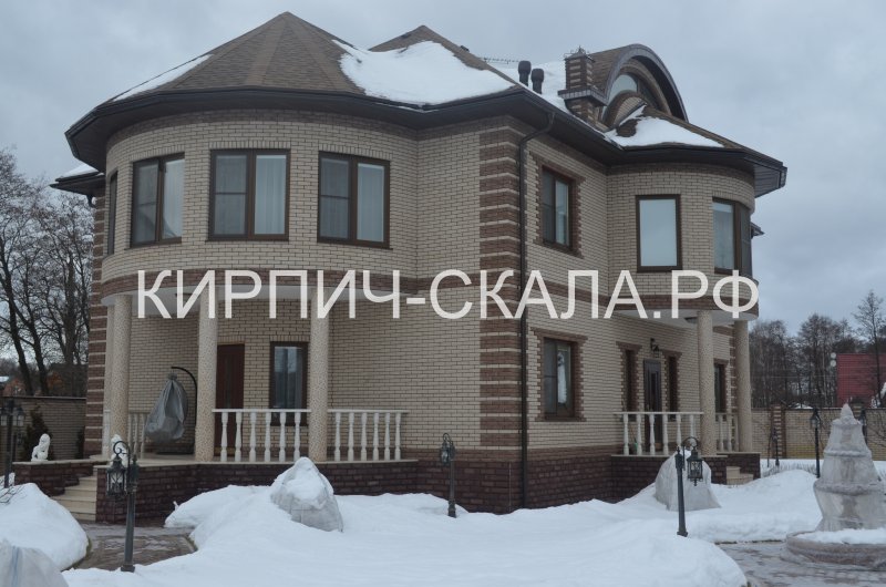 Дома из кирпича цвета слоновой кости