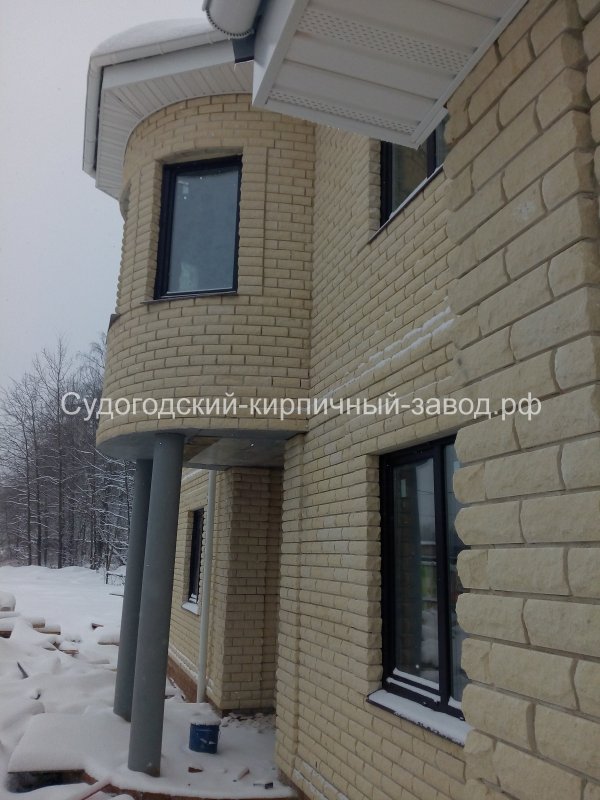 Дом из кирпича слоновая кость и шоколад