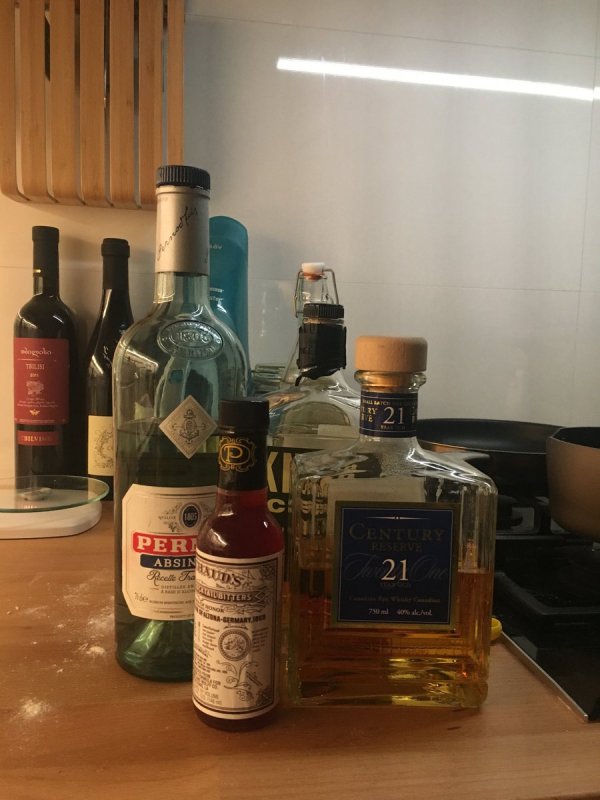 Бутылки алкоголя на столе