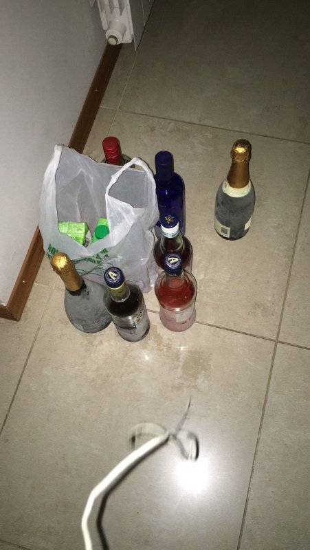 Пустые бутылки после пьянки
