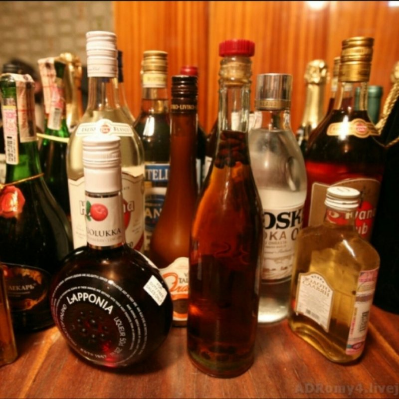 Бутылка алкоголя в руке