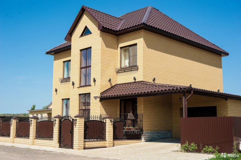 Фасады домов из желтого кирпича
