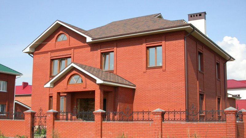 Кирпичный дом из красного кирпича