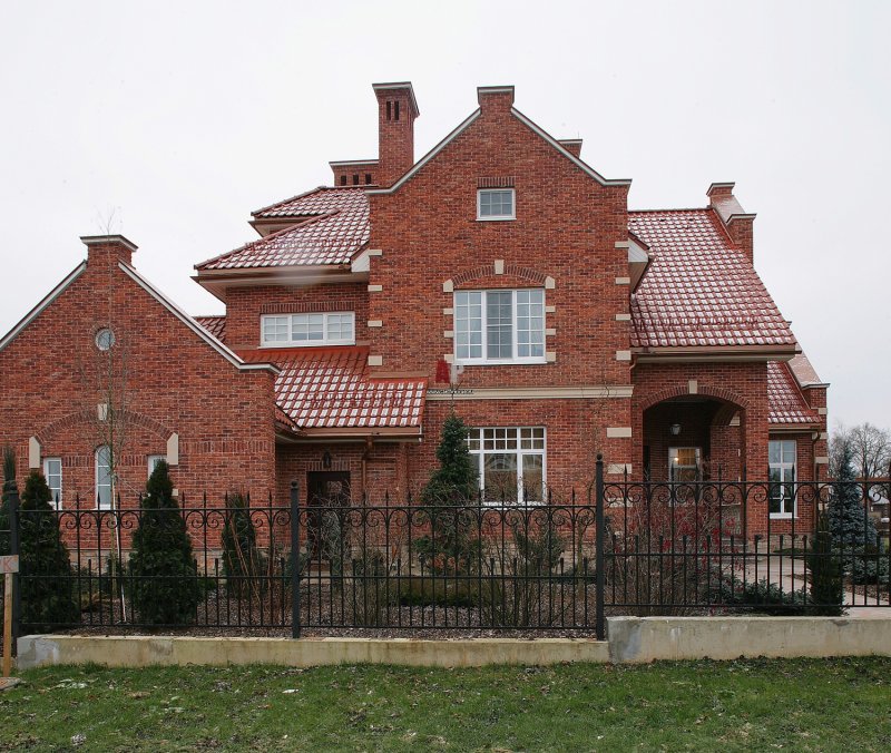 Особняк из красного кирпича