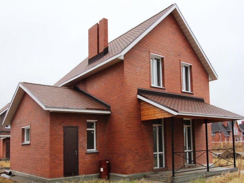 Красный кирпичный дом
