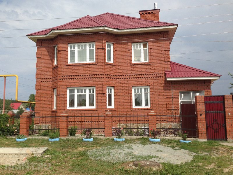 Частный дом из красного кирпича