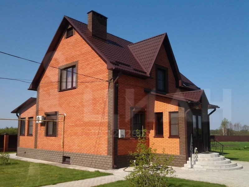 Дом коттедж из красного кирпича
