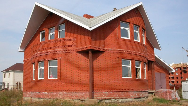 Красный кирпичный дом