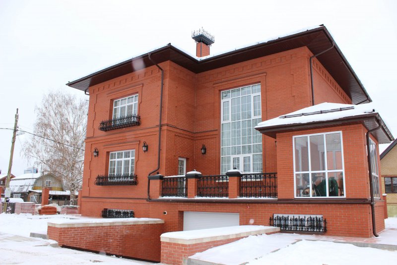 Фасады домов из красного кирпича