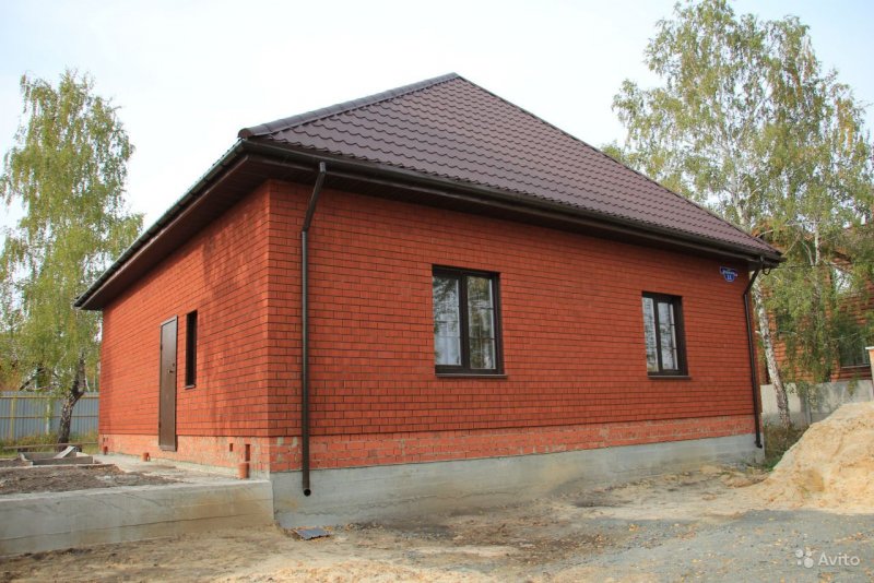 Одноэтажный дом из красного кирпича
