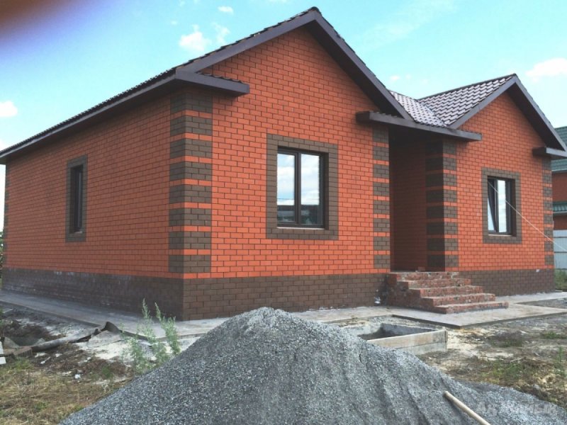 Дом из красного облицовочного кирпича