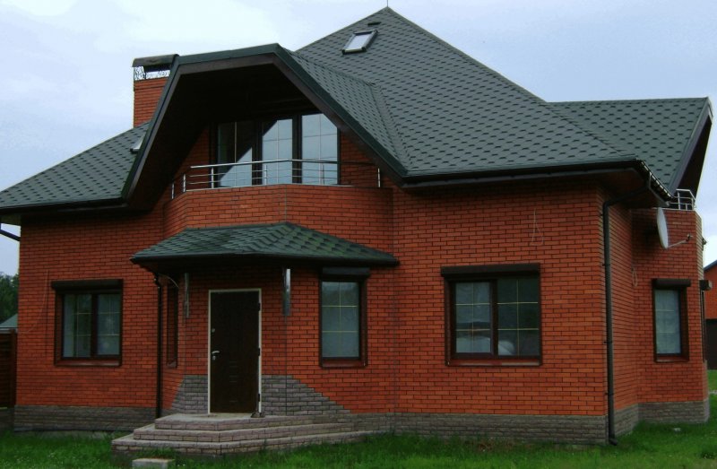 Кирпичный дом с черной крышей