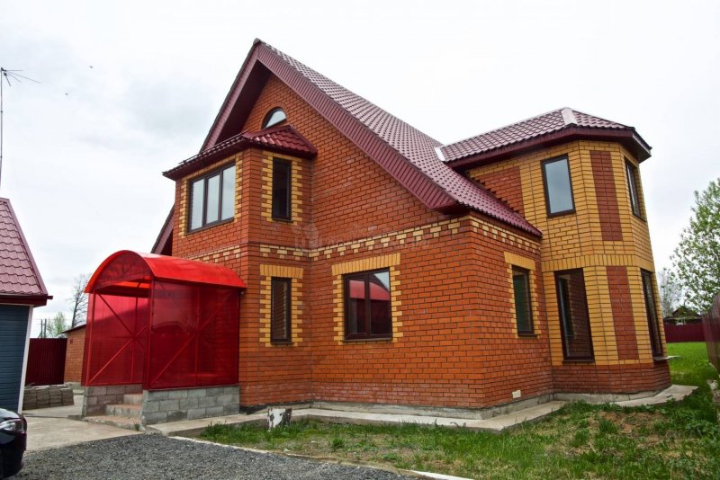 Дом из красного и желтого кирпича
