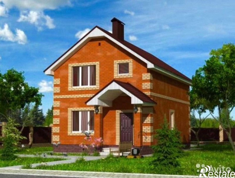 Двухэтажный деревенский дом из красного кирпича