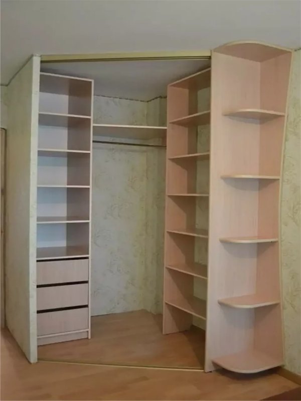 Встроенный угловой шкаф купе внутри