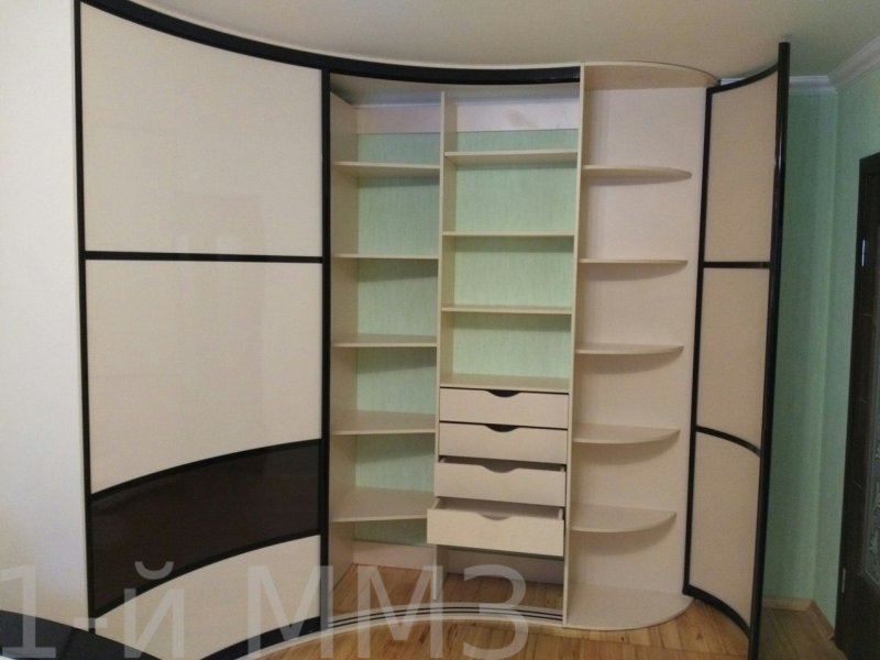 Трапециевидный шкаф купе