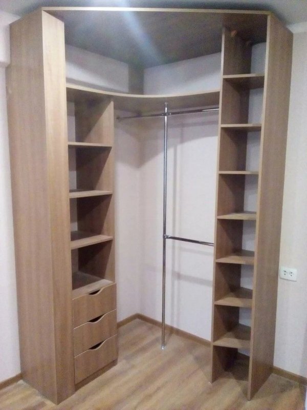 Радиусный шкаф в спальню вогнутый