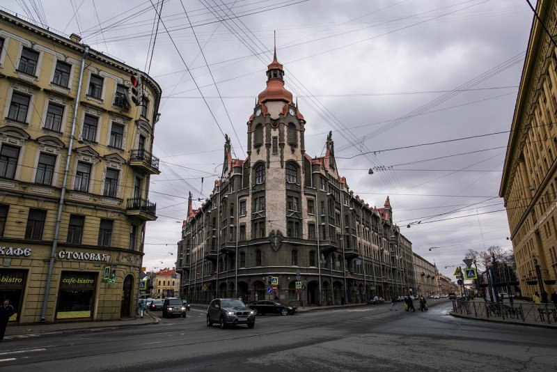 Здание "Эсдерс и Схейфальс" у красного моста.