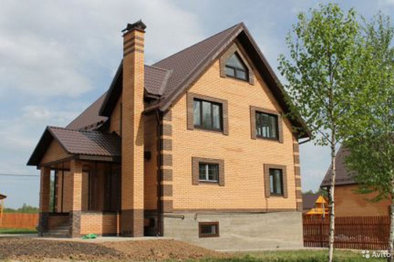 Загородный дом из желтого кирпича