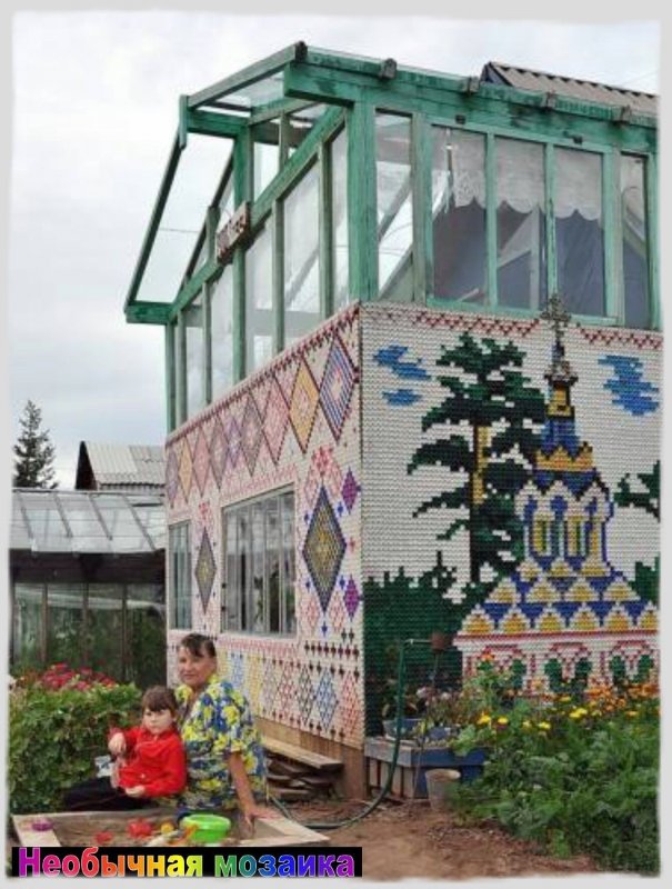 Домик из пластиковых крышек