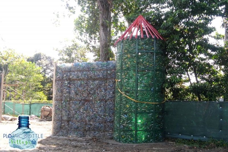 Дом из пластиковых бутылок