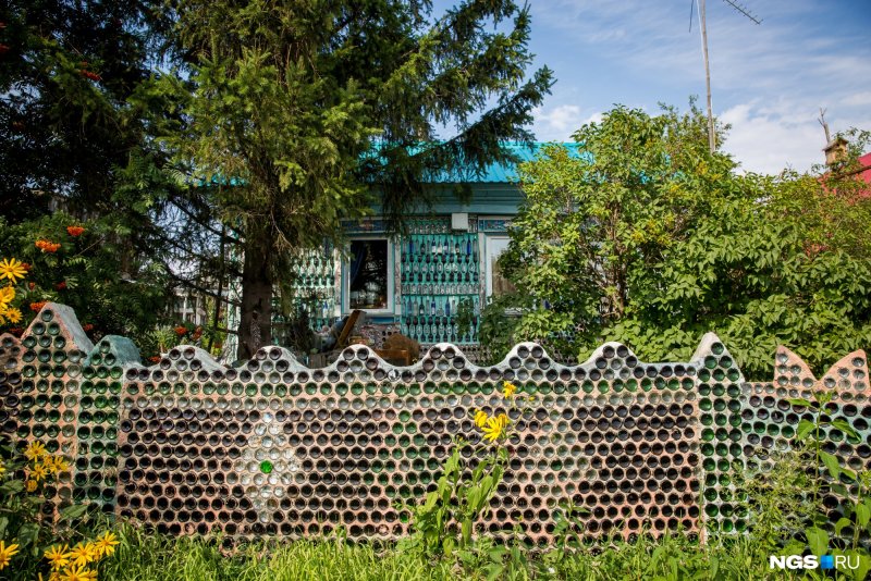 Домик из бутылок стеклянных