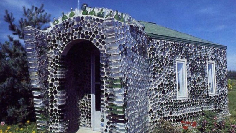 Изгородь из разрезанных пластиковых бутылок