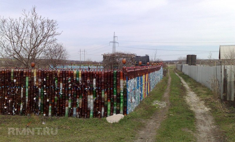 Забор из бутылочных полосок
