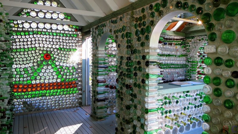 Забор из бутылок стеклянных