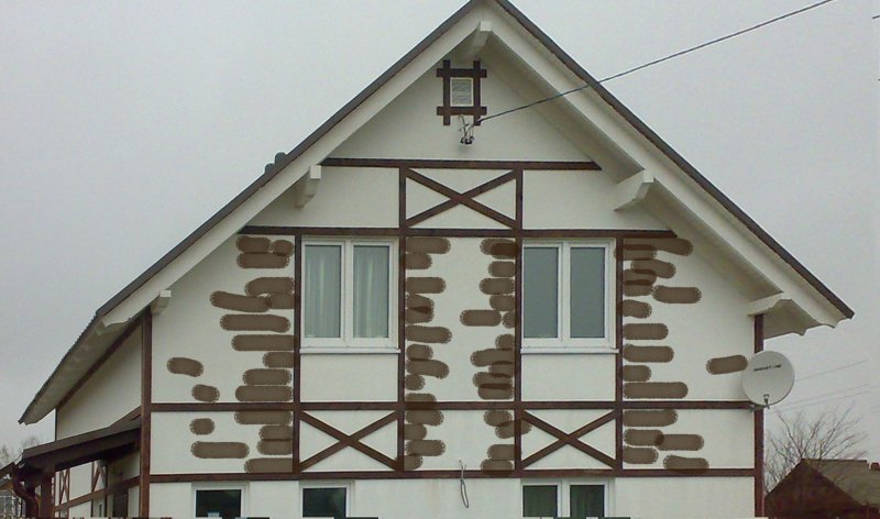 Штукатурный фасад с элементами дерева