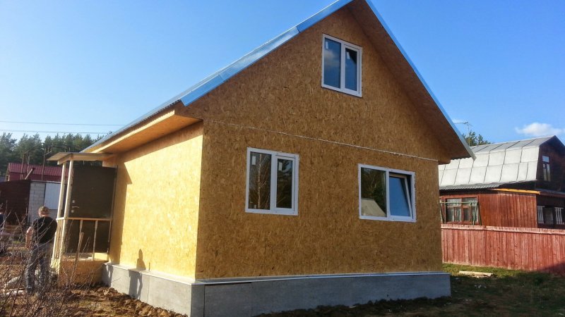 Фасад дома из амбарной доски