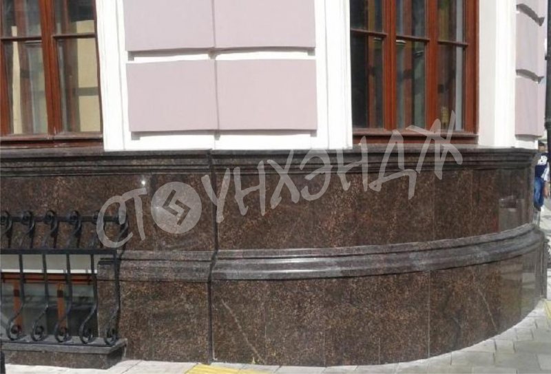 Гранитный цоколь из Дымовского гранита