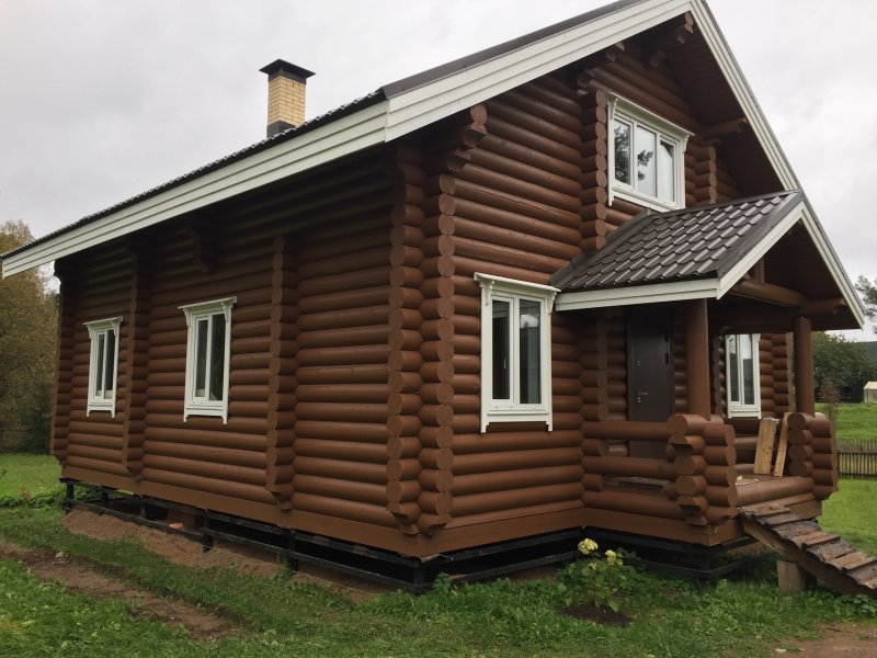 Бревенчатый дом с двускатной крышей