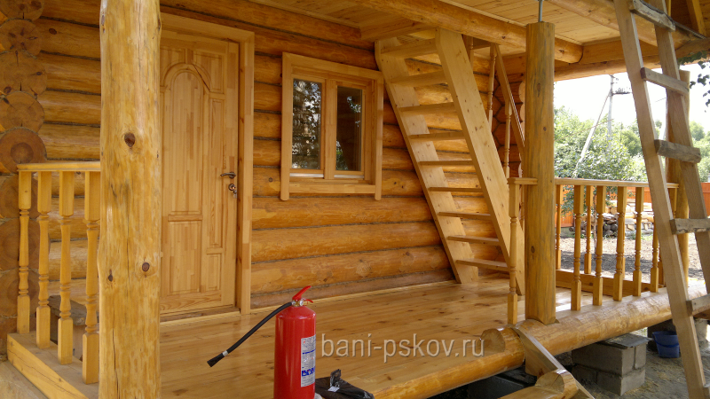 Красивое деревянное крыльцо