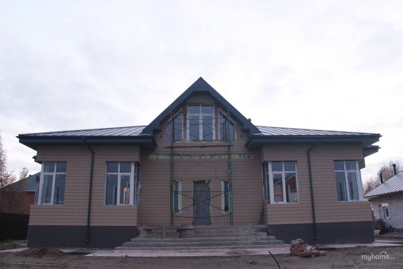 Кирпичный дом с мезонином